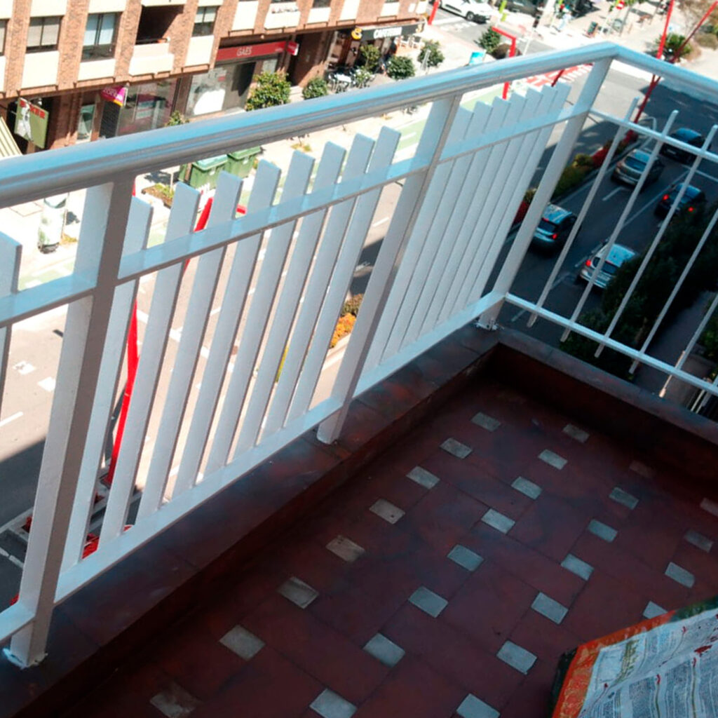 barandilla-metálica-para-balcón-de-vivienda