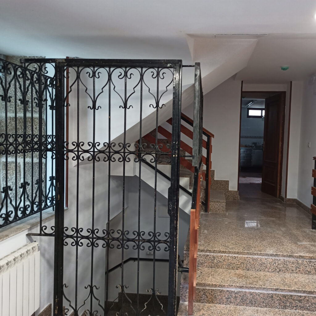 enrejado-en-tiro-de-escaleras-de-edificio