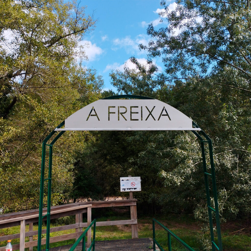 estructura-metálica-de-cartelería-en-entrada-de-parque-natural