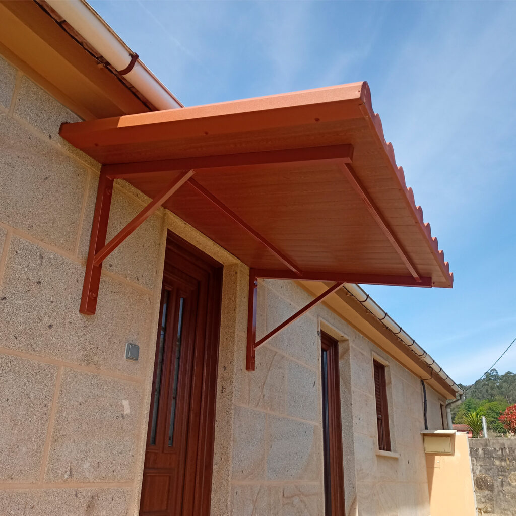 estructura-metálica-para-construcción-de-porche-de-entrada