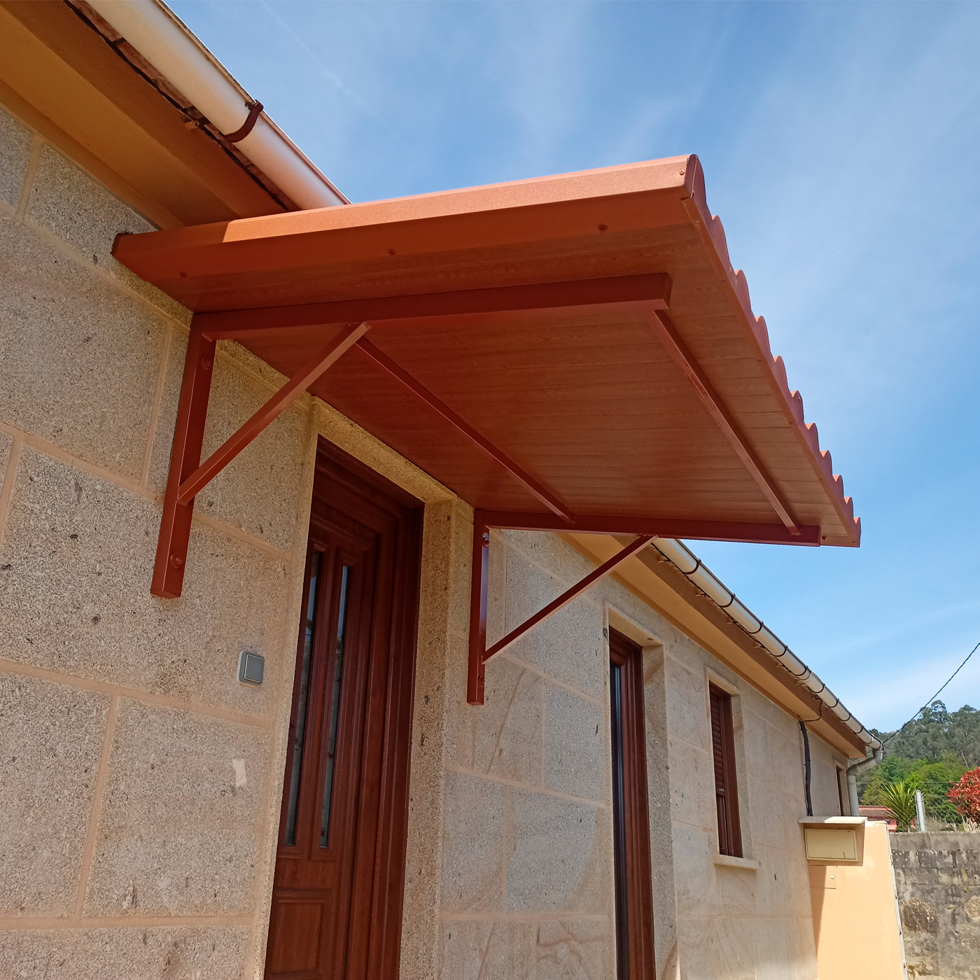 estructura-metálica-para-construcción-de-porche-de-entrada