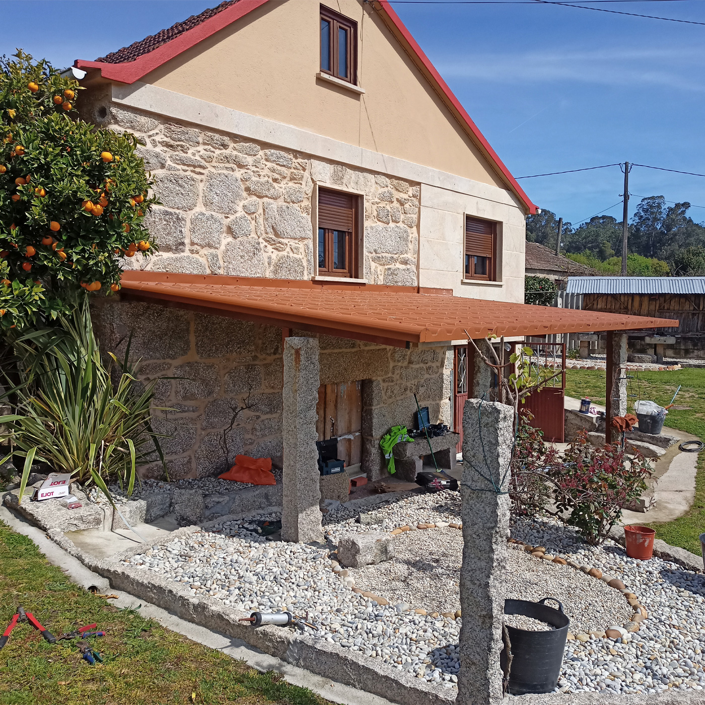 estructura-metálica-para-construcción-de-porche-exterior