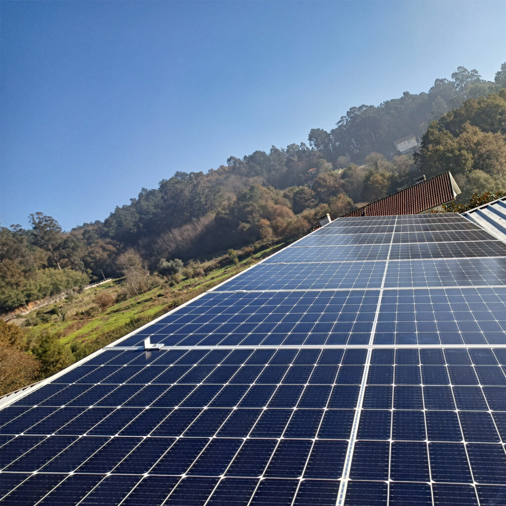 placas-solares-instaladas-sobre-cubierta-de-vivienda