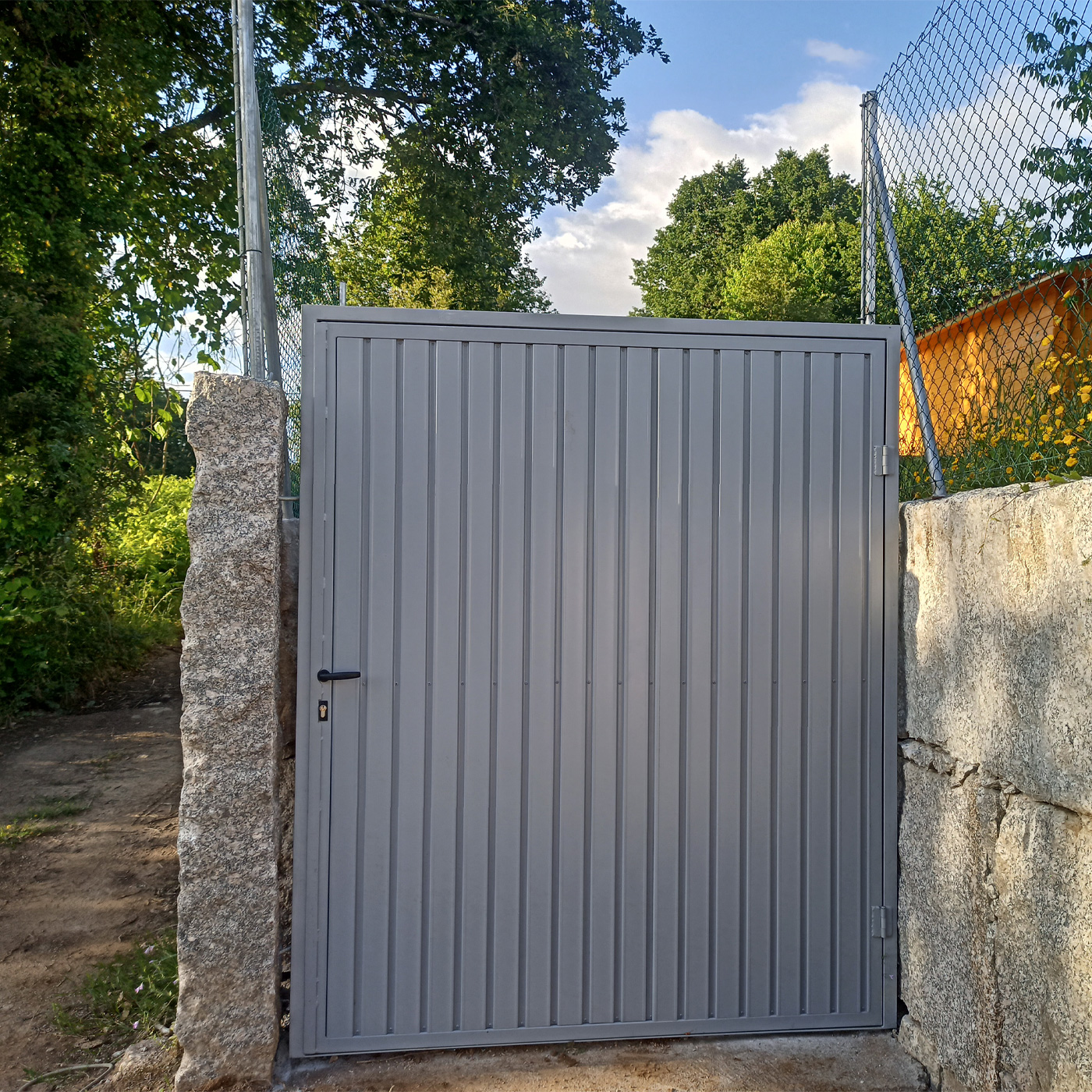 portal-para-paso-peatonal-en-vivienda-unifamiliar