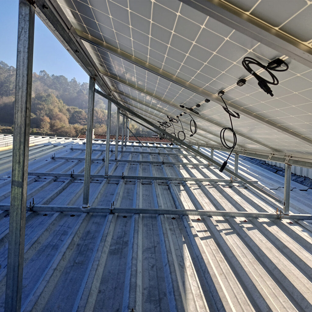 vista-inferior-de-soportes-para-placas-solares-en-cubierta-de-vivienda-unifamiliar